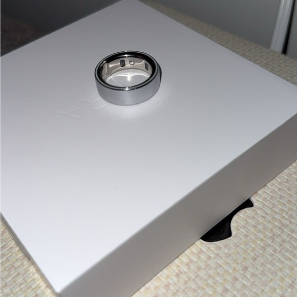 Oura Ring 4 - Picture 2 of 3